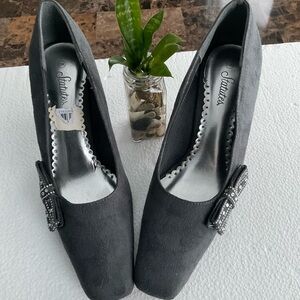 Chic Gray Heels 10w with Beaded Bow by